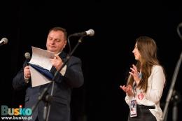 Na scenie osoby prowadzące licytację