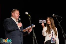 Na scenie osoby prowadzące licytację