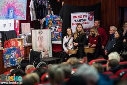 Uczestnicy Finału stojący przy scenie 