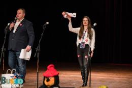 Na scenie osoby prowadzące licytację