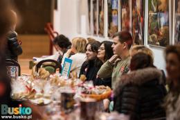 Stoiska ze smakołykami w holu BSCK