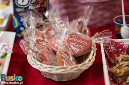 Stoiska ze smakołykami w holu BSCK