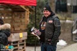 Wolontariusz z grupy motocyklowej na placu przed BSCK