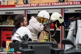 Stoisko ze sprzętem strażackim przed  budynkiem BSCK