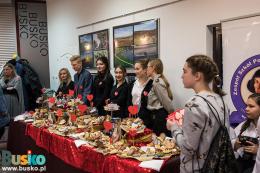 Stoiska ze smakołykami w holu BSCK