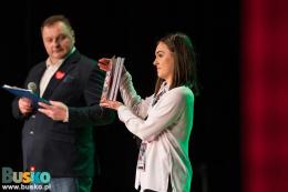 Na scenie osoby prowadzące licytację