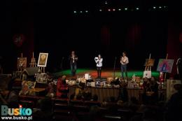 Trwa licytacja fantów na scenie