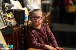 Jedna z uczestniczek Finału - dziewczynka przed sceną