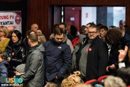 Uczestnicy Finału stojący przy scenie 