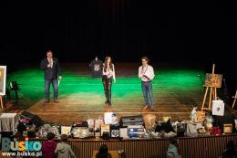 Trwa licytacja fantów na scenie