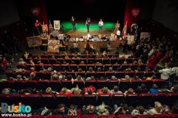 Trwa licytacja fantów na scenie, widok z góry na publiczność i scenę