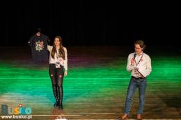 Na scenie osoby prowadzące licytację