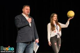 Na scenie osoby prowadzące licytację