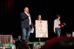 Na scenie osoby prowadzące licytację