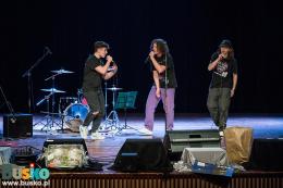 Na scenie zespół EXA - trzech młodych rapujących mężczyzn