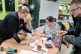 Osoby ze sztabu liczące pieniądze