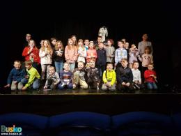 Grupa dzieci na scenie w BSCK w Busku-Zdroju