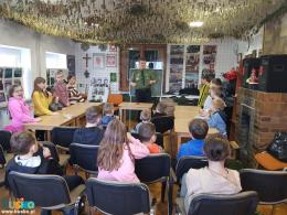 Dzieci w Domu Harcerza słuchające prelekcji