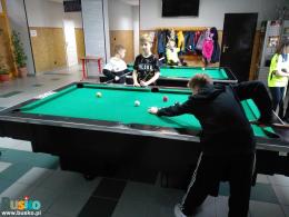 Zacięta rywalizacja podczas meczu grupy dziecięcej