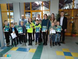 Grupa dziecięca z dyplomami za uczestnictwo i zwyciężczynią całych rozgrywek w tej kategorii wiekowej