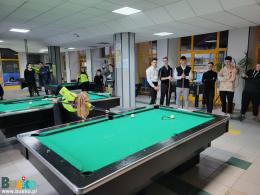 Zawodnicy grupy młodzieżowej obserwujący pokaz gry i umiejętności w wykonaniu zawodniczek UKS Miłek Wiślica