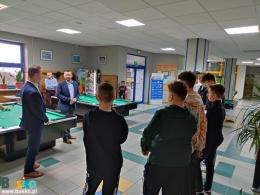 Dyrektor Buskiego Ośrodka Sportu i Rekreacji w Busku-Zdroju wraz z wiceburmistrzem Michałem Marońskim w oficjalnej ceremonii otwarcia zawodów