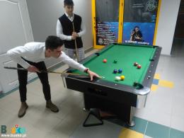 Zawodnicy grupy młodzieżowej podczas potyczki bilardowej