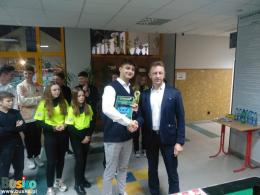 Oficjalny uścisk dłoni Mistrza Miasta i Gminy Busko-Zdrój kategorii młodzieżowej oraz Dyrektora Buskiego Ośrodka Sportu i Rekreacji w Busku-Zdroju Pana Arkadiusza Kornasia