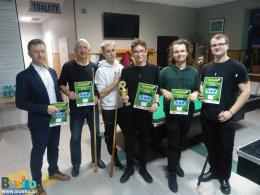 Cała grupa uczestników wraz z Dyrektorem Buskiego Ośrodka Sportu                   i Rekreacji w Busku-Zdroju Panem Arkadiuszem Kornasiem