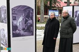 Plansze z reprodukcjami grafik Artura Grottgera oglądane przez uczestników wernisażu