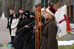 Członkowie grup rekonstrukcyjnych w strojach z epoki