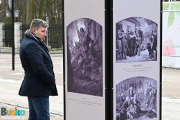 Plansze z reprodukcjami grafik Artura Grottgera oglądane przez uczestników wernisażu