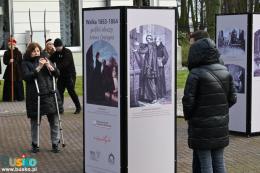 Plansze z reprodukcjami grafik Artura Grottgera oglądane przez uczestników wernisażu