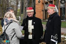 Członkowie grupy rekonstrukcyjnej w strojach z epoki