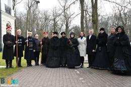 Uczestnicy otwarcia wystawy, członkowie grup rekonstrukcyjnych w strojach z epoki