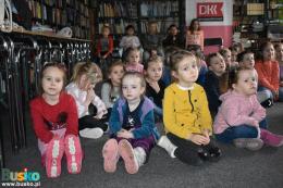 Dzieci uczestniczące w feryjnych zajęciach w bibliotece