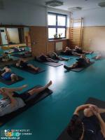 Zdjęcie przedstawia zawodników MUKS Unia Busko-Zdrój podczas ćwiczeń rozciągających 