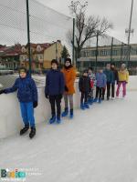 Zdjęcie przedstawia zawodników MUKS Unia Busko-Zdrój podczas korzytsania z lodowiska 