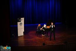 Jeden z laureatów podczas występu artystycznego