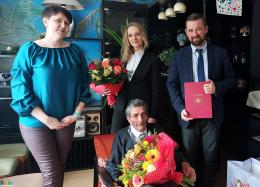 Zdjęcie przedstawia Jubilata,Z-ce Burmistrza Miasta i Gminy Busko-Zdrój, Kierownik Urzędu Stanu Cywilnego oraz Kierownik Inspektoratu ZUS w Busku-Zdroju