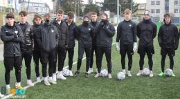 Zawodnicy drużyny Rozwoju Katowice przez pierwszym treningiem na Stadionie Miejskim w Busku-Zdroju.