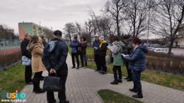 uczestnicy gry terenowej na temat Wojtka Belona na jednej z ulic Buska-Zdroju