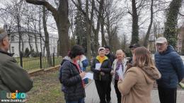 uczestnicy gry terenowej na temat Wojtka Belona na al. Mickiewicza w Busku-Zdroju