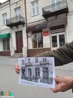 Uczestnik gry prezentuje starą fotografię zabudowy miejskiej (lokal Jubilatka)na tle jej współczesnego wyglądu