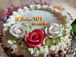 zdjęcie przedstawia tort ozdobiony cukrowymi różami