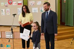 Nagrodzona Wiktoria Guździoł wraz z dyrektor BSCK Marią Wiśniewską oraz zastępcą Burmistrza Michałem Marońskim