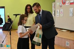 Pola Stachowicz odbiera nagrodę z rąk zastępcy Burmistrza Michała Marońskiego