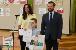 Nagrodzony Bartosz Świątek wraz z dyrektor BSCK Marią Wiśniewską oraz zastępcą Burmistrza Michałem Marońskim