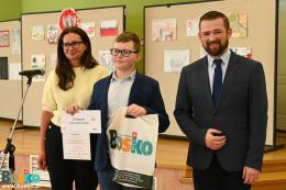 Nagrodzony Xawery Wojciechowski wraz z dyrektor BSCK Marią Wiśniewską oraz zastępcą Burmistrza Michałem Marońskim