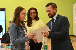 Katarzyna Kozubowska odbiera nagrodę z rąk zastępcy Burmistrza Michała Marońskiego